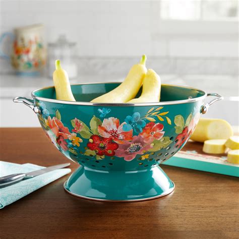 Ree drummond juggles homeschool, career and life on a ranch, and blogs her recipes, photography and family stories. The Pioneer Woman Wildflower Whimsy 5-Quart Colander ...