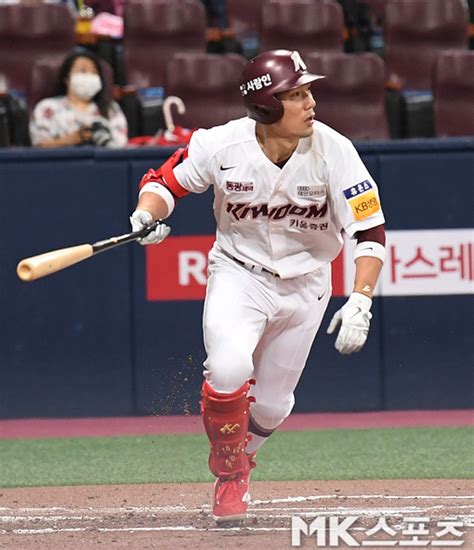 서건창 은 kbo 리그 키움 히어로즈의 내야수, 지명타자이다. 서건창 '만루찬스 살리는 2타점 적시타' MK포토