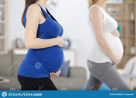 Mujeres Embarazadas Que Hacen Ejercicio Previo Al Parto Foto De Archivo