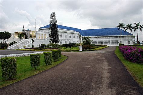 Housed within the museum are vast arrays of treasures, works of art, antiquities and furniture. WARISAN RAJA & PERMAISURI MELAYU: Muzium dan Galeri Diraja.