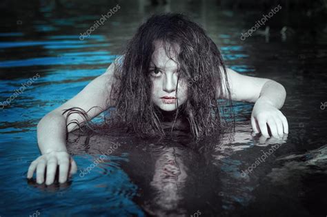 Young Beautiful Drowned Ghost Woman In The Water — Stock Photo