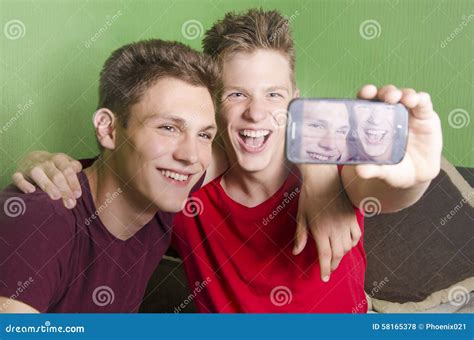 Due Bei Adolescenti Che Prendono Un Selfie Fotografia Stock Immagine