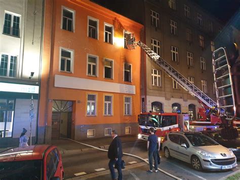 V neděli dopoledne zasahovali pražští hasiči u požáru domu na žižkově. Poze Blog: Pozar Praha 7