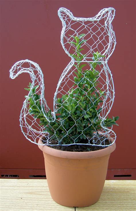 Something Different About That Cat Garden Art Diy Topiary Diy