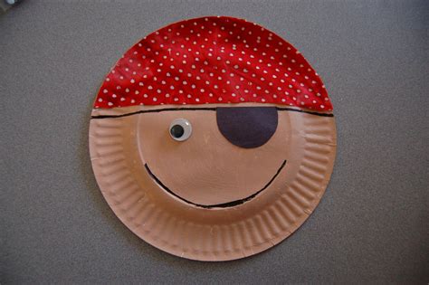 Story Time Tuesday W Paper Plate Pirate Craft Shes Crafty