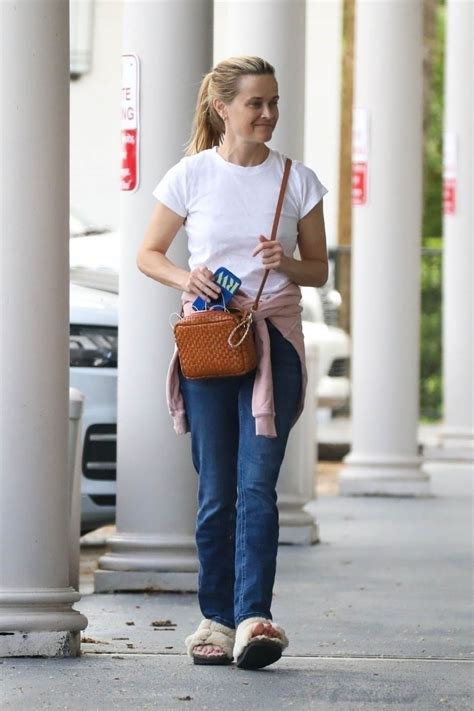Reese Witherspoon Heading To A Nail Salon In Nashville Hawtcelebs