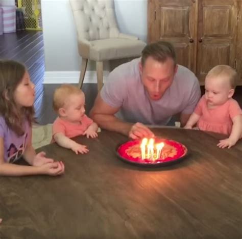 6 Hermanas Cantan Feliz Cumpleaños A Papá Ahora Mira A La Niña De La