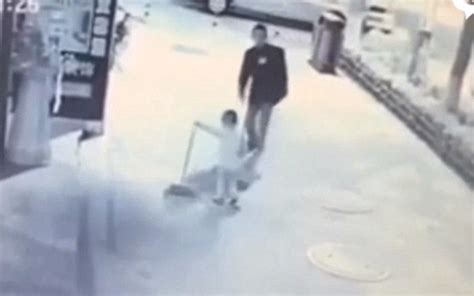 Chinese Boy 3 Is Brutally Beaten On The Street By Passerby And No One