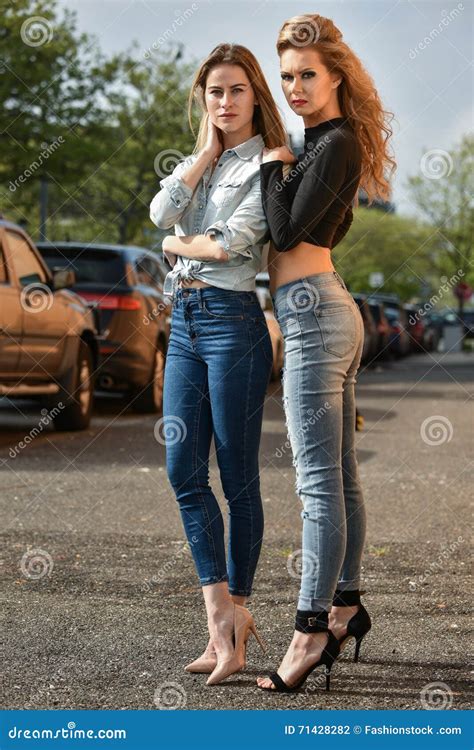 Pose de deux filles sexy photo stock Image du véhicule