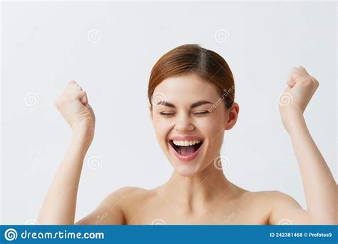 Linda Mulher Sorrindo Ombros Nus Limpando Modelo De Encanto Da Pele Estilo De Vida Fechado Foto