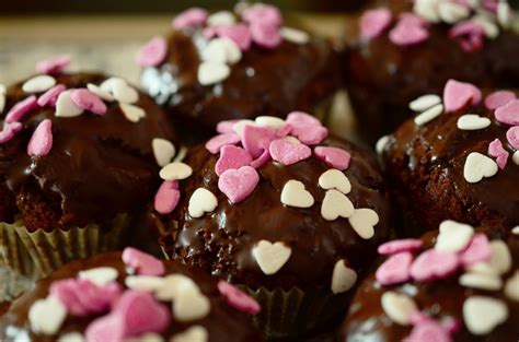 Bildet søt hjerte mat produsere cupcake baking dessert sukker glasur terte dekorert