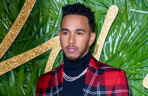 Lewis hamilton is now recognized as a sir after he received a knighthood as a part of queen elizabeth ii's new year's honours list. Lewis Hamilton: So geht's ihm nach der Diagnose - Viply