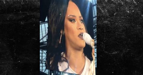 Rihanna Broke Down In Tears During Her Concert In Dublin While Singing An Old Hit
