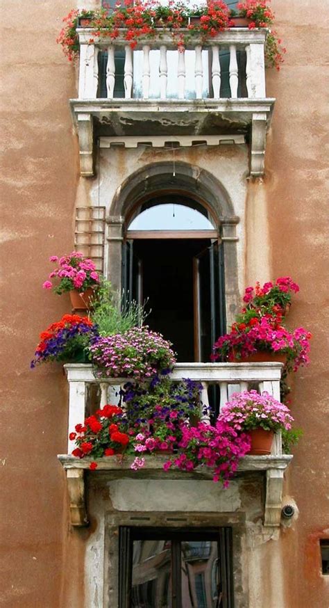 Las frases de flores te transportaran a la fragante tranquilidad moteada de puntos de mil colores de un prado lleno de flores. Balcones floridos en venecia | Flores del balcón, Balcones ...