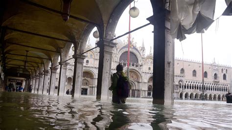 Venice Floods St Mark S Square Re Opens A Day After Being Submerged