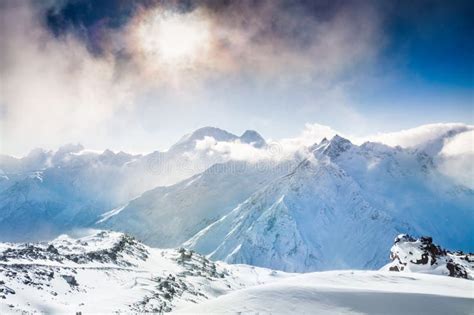 Bello Paesaggio Di Inverno Con Le Montagne Innevate Al Tramonto