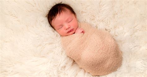 How to Swaddle a Baby the Right Way (Photos & Videos)