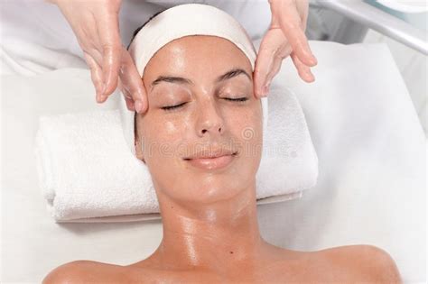 Station Thermale - Massage Facial Avec Le Concombre Photo stock - Image ...