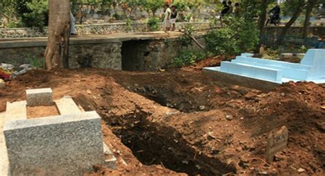 Kuburan follow dan subscribe cf. Penampakan Hantu Pocong Di Kuburan Siap Bolong | INDO HEBAT
