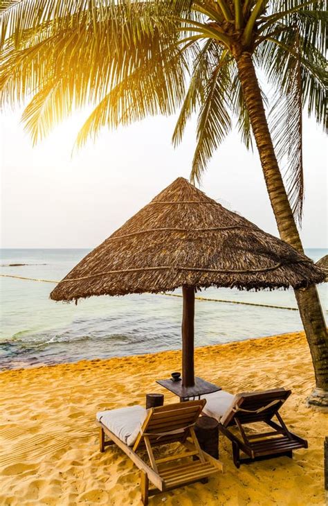 Sedie A Sdraio E Paesaggio Tropicale Del Mare Della Spiaggia Del