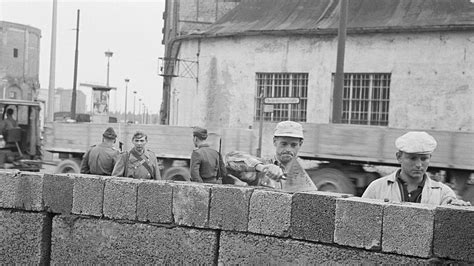 Berlin Wall Anniversary What Was The Berlin Wall Bbc Newsround