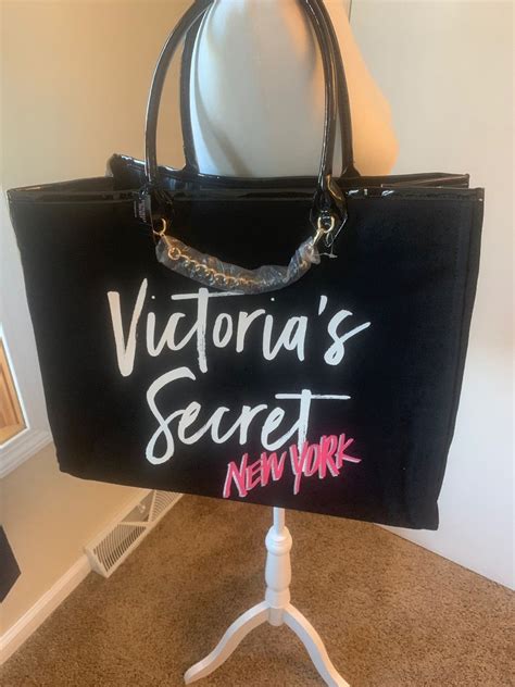 Ahorra con nuestra opción de envío gratis. New with tags Victoria's Secret large tote bag with chain ...