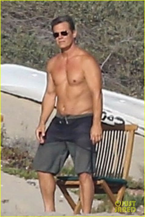 Photo Josh Brolin Goes Shirtless For Day At Beach With Pregnant Wife