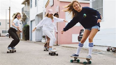 Skater Aesthetic 10 Skater Girl Outfits That Are Cool And Carefree