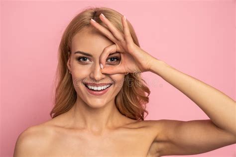 Portrait De La Jolie Fille Attirante Naturelle Nue Avec Le Sourire De Lancement Clair Propre