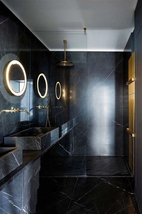 Narrow marble slabs divide the bathroom into separate bathrooms and showers. Pin en marble bathroom