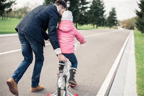 Padre Enseñando A Su Hija A Montar En Bicicleta 2023