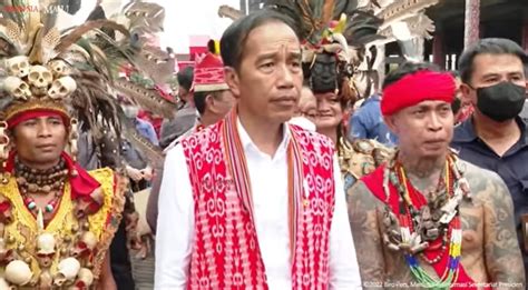 Momen Jokowi Dikawal Panglima Jilah Pemimpin Pasukan Merah Suku Dayak Di Tanah Borneo Okezone