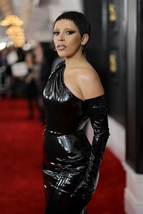 Doja Cat Goes Sultry In Black Latex Dress On The 2023 Grammys Red Carpet
