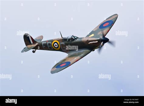 Battle Of Britain Veteran Spitfire Mkiia P7350 Stock Photo Alamy