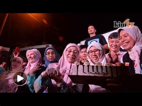 Allah selamatkan kamu allah selamatkan kamu allah selamatkan abah allah selamatkan kamu. Alunan "Allah selamatkan kamu' rai hari jadi Anwar ke-69 ...
