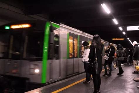 Linea Verde Lambrate La Metro Frena Di Colpo Cinque Donne Finiscono