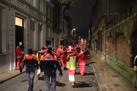 Kijk Santawalk Brengt 600 Kerstmannen Op De Been “geslaagde Maar Laatste Editie” Foto Hln Be