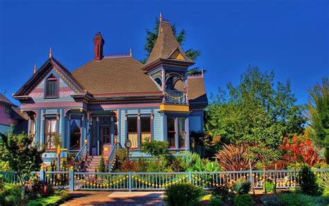 Here Is This Great Victorian Cottage Located In Eugene Oregon This
