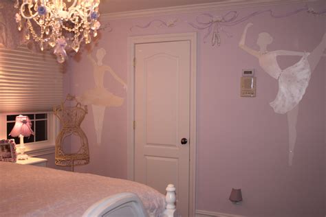 And then in april, when i hashed out the plans for her ballerina bedroom makeover, i thought it would take it all started with this idea i had to use all of the old ballet items i had from my dancing days. Elegant Ballerina Room Any Girl Would Want in 2020 ...