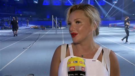 Rtl Sommerspiele Evelyn Burdecki Kämpft Mit Den Kilos Doch Ums