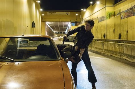 Riccardo scamarcio è il protagonista de lo spietato e la sua è un'intervista che parla di rapporti: Lo Spietato: una scena con Riccardo Scamarcio nel film di ...