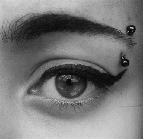 How to take care of an eyebrow piercing? I piercing vicino agli occhi: al lato, tra gli occhi, sul ...