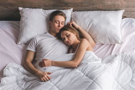 Pourquoi Dormir En Cuill Re Est La Position Pr F R E Des Couples