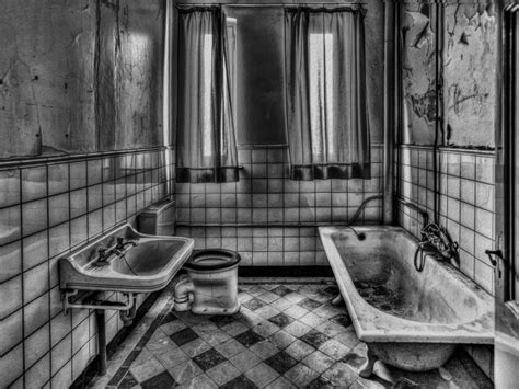 Se per caso, dovesse essere presente della muffa nera tra gli spazi delle piastrelle del bagno o della doccia, possiamo adoperare l'aceto di vino bianco anche puro. Muffa in bagno, ecco come liberarsene una volta per tutte ...