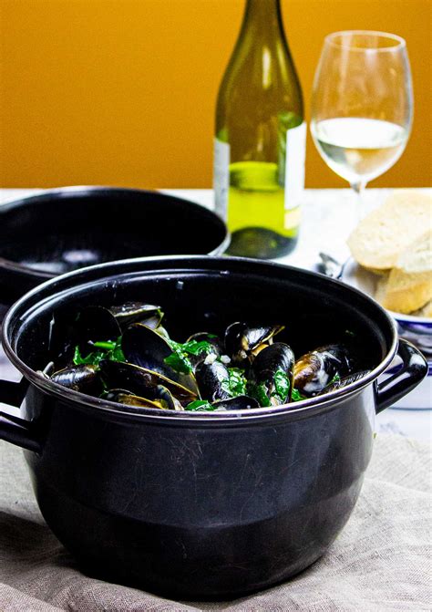 The Best Moules Marinière Recipe With Cream And Spinach Flavourise