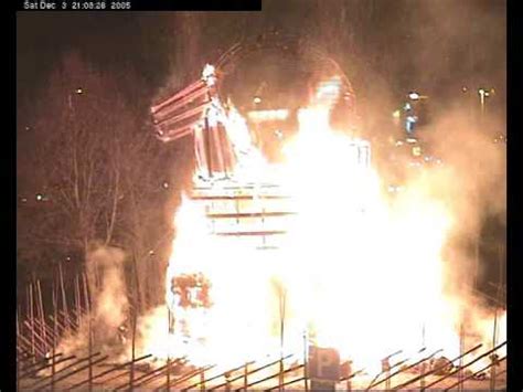 Den populära halmbocken kan följas via webbkamera och på sociala medier så länge han står på plats vid slottstorget. Gävlebocken brinner 2005——-2005 年的火烧耶夫勒羊 | Journey of Heart