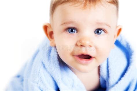 Bebé Con Los Ojos Azules Hermosos Imagen De Archivo Imagen De Mirada