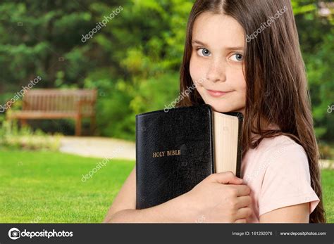 Niña Sosteniendo La Biblia Fotografía De Stock © Billiondigital