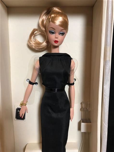 Lot Platinum Label Barbie Silkstone Classic Black Dress From The 2016 Portuguese Doll
