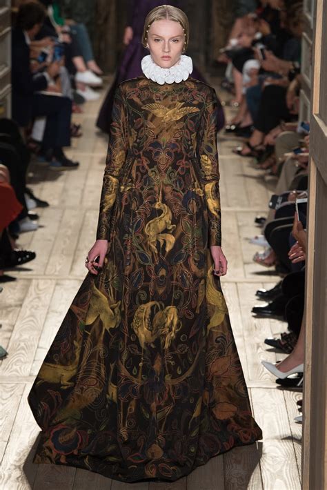 Runway Valentino Fall 2016 Couture Fashion Show Cool Chic Style Fashion